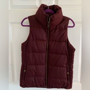 Like new dark maroon Old Navy puffer zipper vest women’s size small